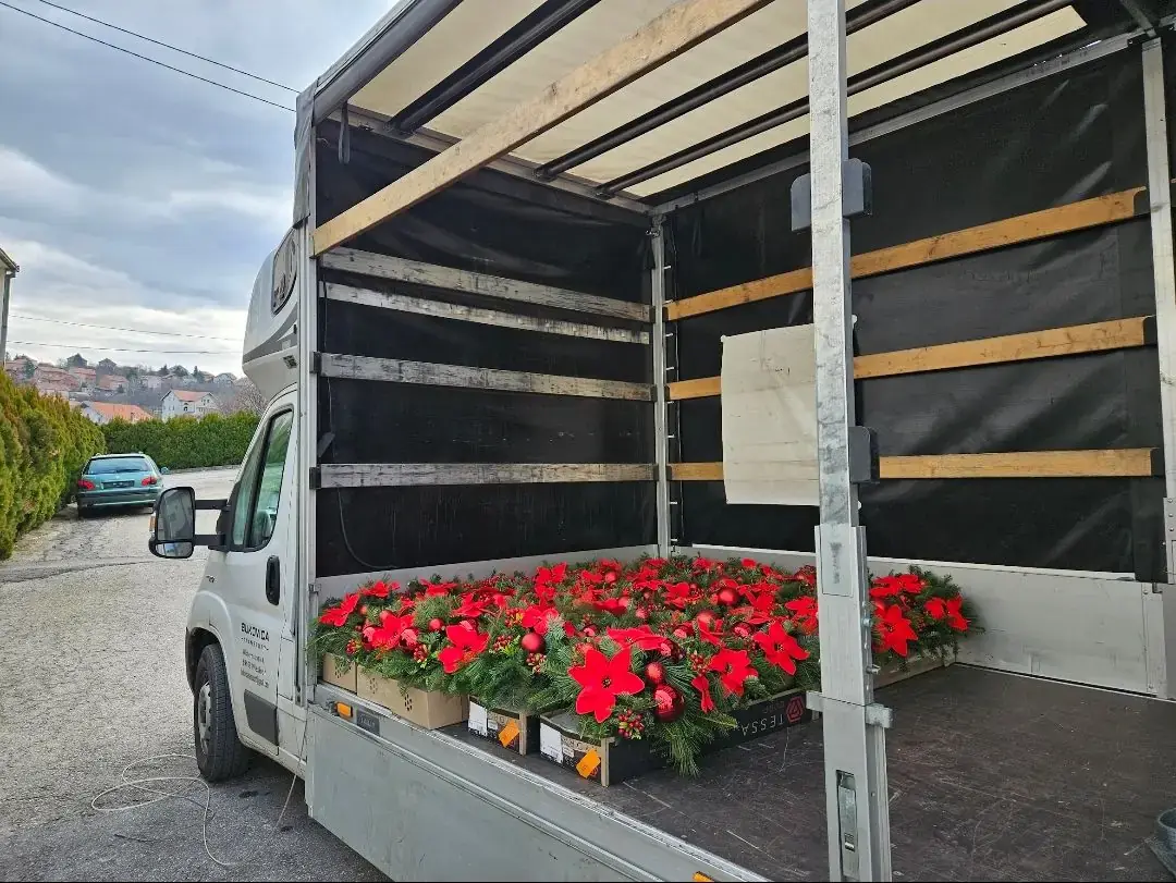Utovaren kombi pred isporuku