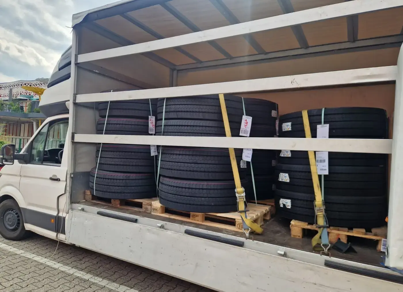 Prevoz industrijskih guma na paletama
