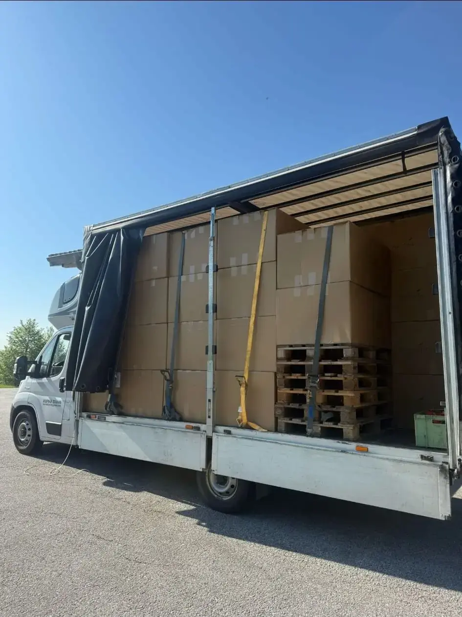 Utovar robe i paleta na otvorenom